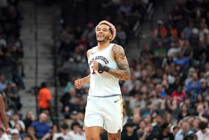 迈克·布朗：索汉和阿尔瓦拉多都有机会上场 谁有能力谁上