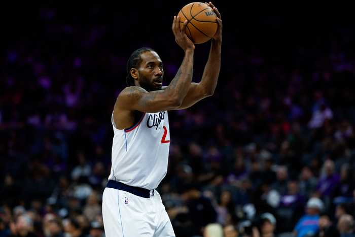 攻防两端支撑球队！伦纳德半场12中6砍12分5板3助 另有3断1帽