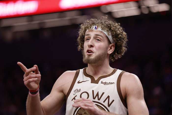 波杰姆斯基连续两场比赛合计抓下30个篮板 创造队史后卫纪录